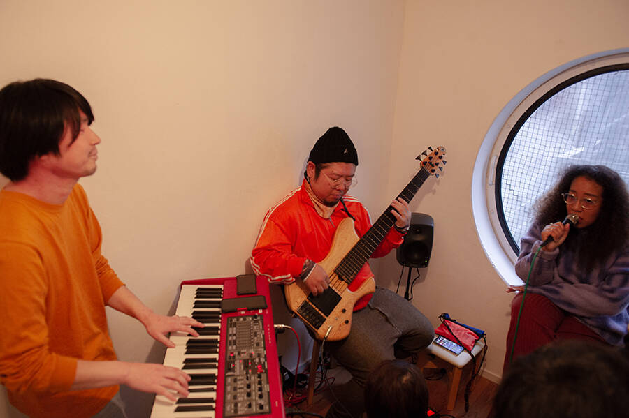 解体開始の中銀カプセルタワーに魅せられた元住人がつづる記録 「雨漏りする10平米、無限に広く思えた」