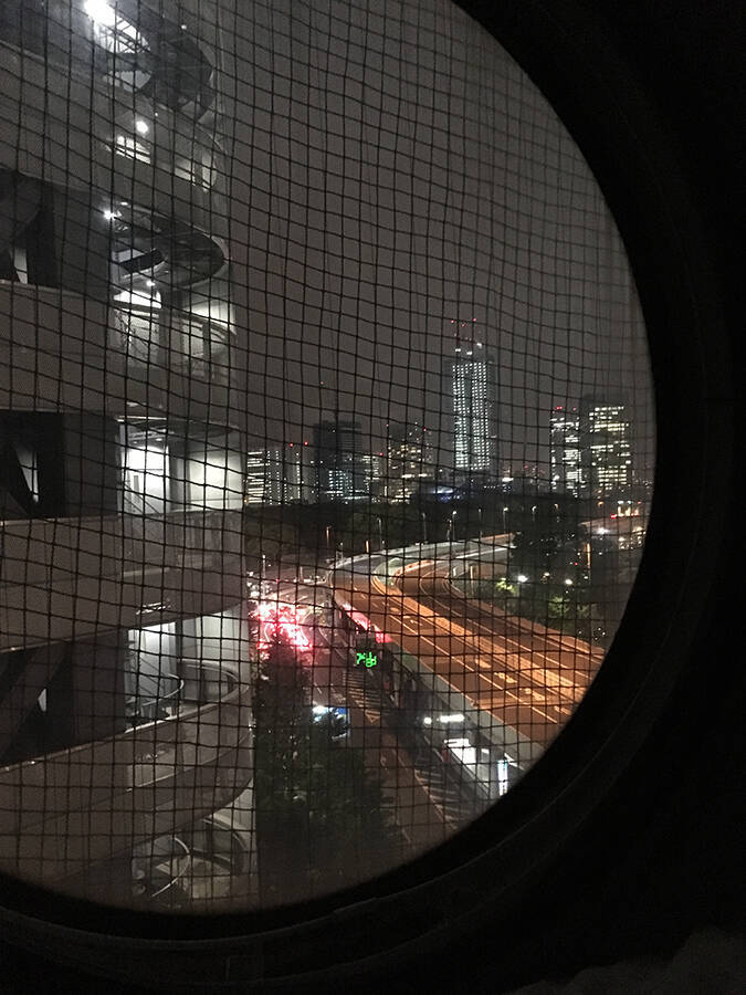 解体開始の中銀カプセルタワーに魅せられた元住人がつづる記録 「雨漏りする10平米、無限に広く思えた」