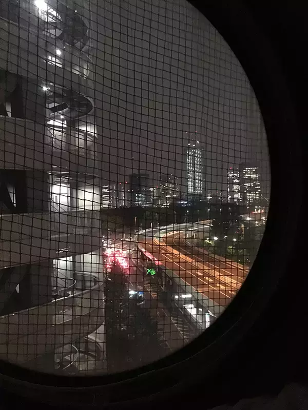 「解体開始の中銀カプセルタワーに魅せられた元住人がつづる記録 「雨漏りする10平米、無限に広く思えた」」の画像