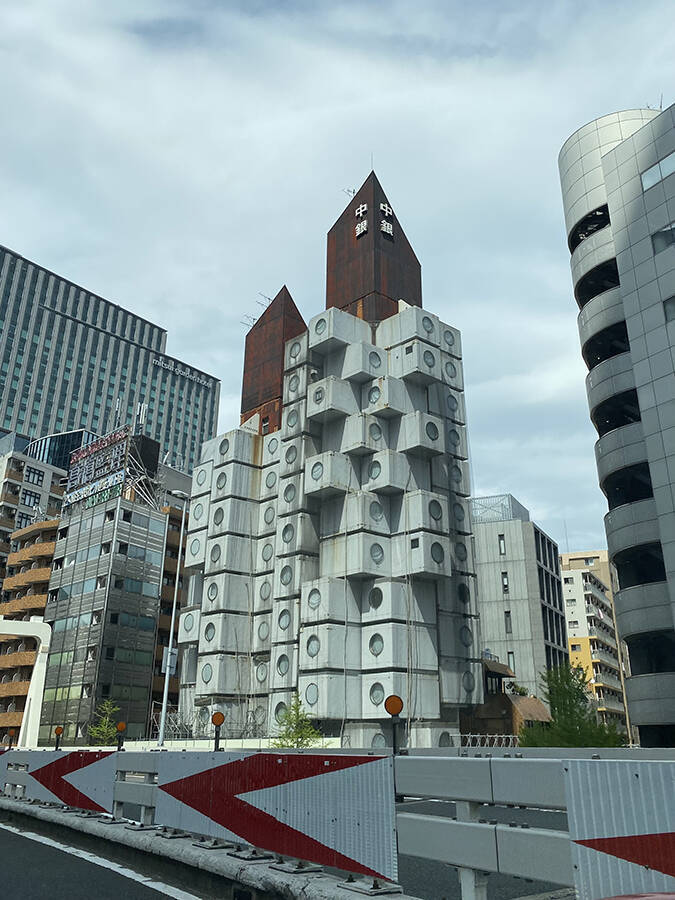 解体開始の中銀カプセルタワーに魅せられた元住人がつづる記録 「雨漏りする10平米、無限に広く思えた」