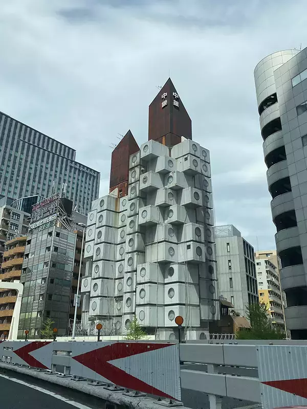 「解体開始の中銀カプセルタワーに魅せられた元住人がつづる記録 「雨漏りする10平米、無限に広く思えた」」の画像