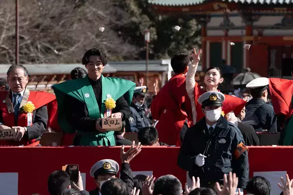 「『豊臣兄弟！』仲野太賀、白石聖、池松壮亮、浜辺美波らが豆まきに参加」の画像