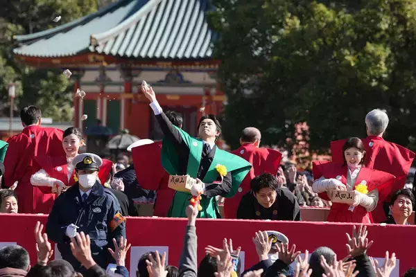 「『豊臣兄弟！』仲野太賀、白石聖、池松壮亮、浜辺美波らが豆まきに参加」の画像