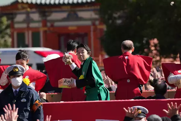 「『豊臣兄弟！』仲野太賀、白石聖、池松壮亮、浜辺美波らが豆まきに参加」の画像