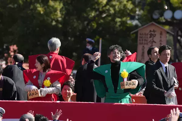 「『豊臣兄弟！』仲野太賀、白石聖、池松壮亮、浜辺美波らが豆まきに参加」の画像