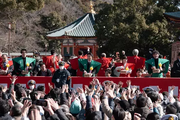 「『豊臣兄弟！』仲野太賀、白石聖、池松壮亮、浜辺美波らが豆まきに参加」の画像