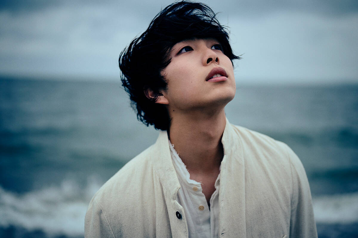 2005年生まれの次世代ポップスター、Rol3ert。世界中のプレイリストに入った、洗練された音色と歌声