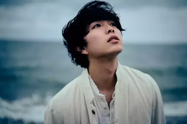 「2005年生まれの次世代ポップスター、Rol3ert。世界中のプレイリストに入った、洗練された音色と歌声」の画像