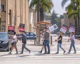 「ハリウッド脚本家はなぜストライキをしたのか。AIの脅威、「ミニ・ルーム」が生んだ低賃金問題を解説」の画像2