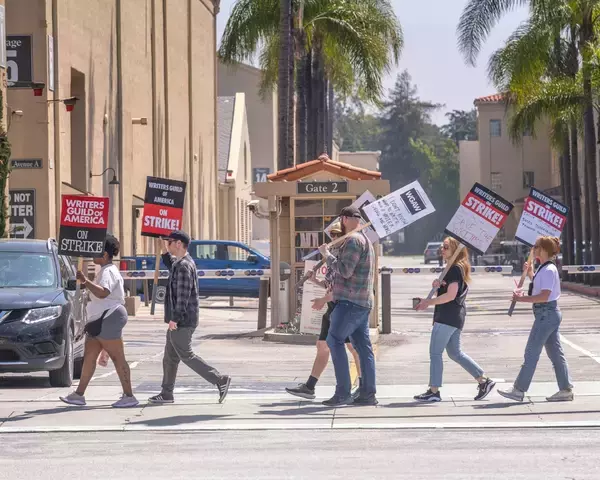 「ハリウッド脚本家はなぜストライキをしたのか。AIの脅威、「ミニ・ルーム」が生んだ低賃金問題を解説」の画像