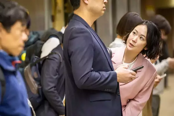 「『銀河の一票』本日スタート。黒木華がバディ役・野呂佳代との初シーンや政治家の秘書役の苦労を明かす」の画像