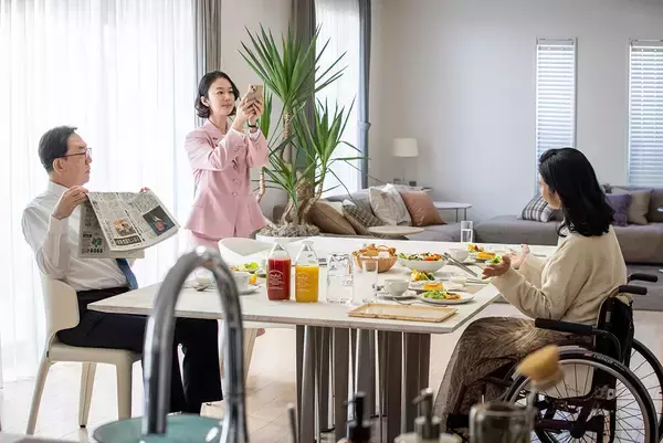 「『銀河の一票』本日スタート。黒木華がバディ役・野呂佳代との初シーンや政治家の秘書役の苦労を明かす」の画像