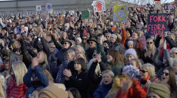 「ストライキでなく「休日」と呼び、90％の女性が参加。アイスランドの奇跡を記録した映画インタビュー」の画像