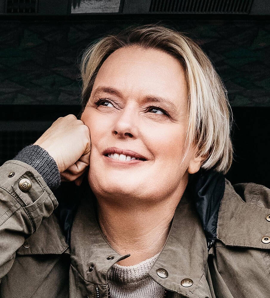 ストライキでなく「休日」と呼び、90％の女性が参加。アイスランドの奇跡を記録した映画インタビュー