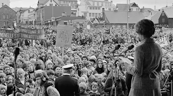 「ストライキでなく「休日」と呼び、90％の女性が参加。アイスランドの奇跡を記録した映画インタビュー」の画像