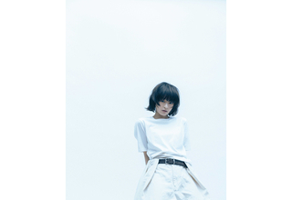 森七菜がマフラーを編む姿をワンカット撮影。あいみょん作詞作曲の新曲“カフェ・オ・レ”MVが本日公開