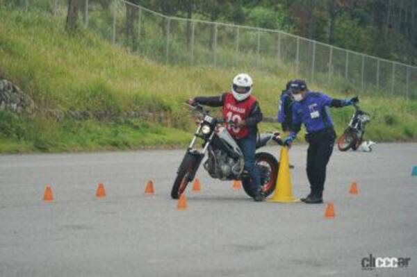 Uターン が苦手な初心者ライダーにおすすめの3ステップ上達法 ヤマハ大人のバイクレッスン 22年6月25日 エキサイトニュース