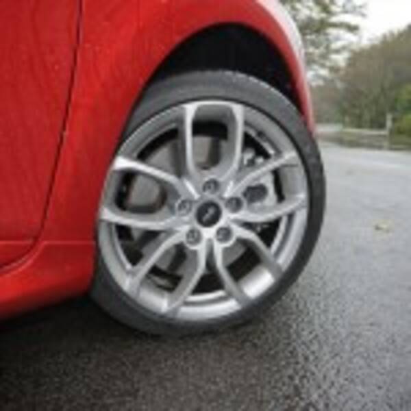 ルーテシアr S の 魔法の足 とは ルノー ルーテシアr S 試乗記02 13年12月27日 エキサイトニュース