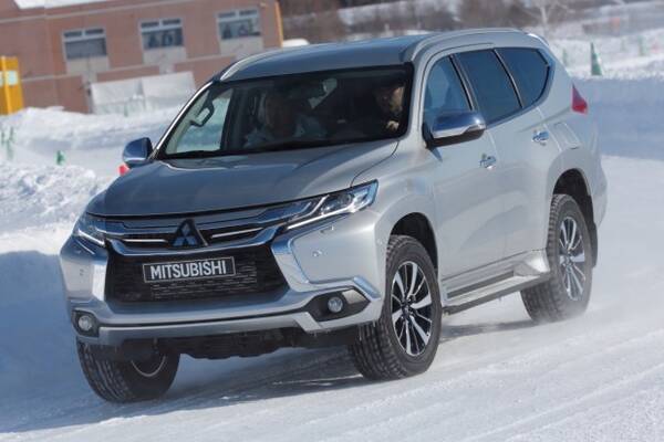 日本では買えない三菱 パジェロ スポーツ と トライトン の4wdシステムとは 16年2月29日 エキサイトニュース