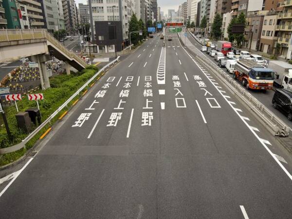 走行中の車線変更 車両通行帯が白破線だと変更可 黄色線は不可 では白実線は 今さら聞けない交通ルール 17年6月1日 エキサイトニュース