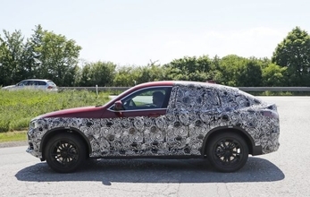 ベンツ・GLCクーペそっくりなスタイル!? BMW X4次期型、PHVでも追撃！