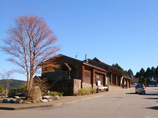 木製ガードレールにアニメコラボのご当地ナンバープレート プラスアルファが楽しめる道の駅 箱根峠 神奈川県 車中泊女子の全国縦断記 17年9月23日 エキサイトニュース