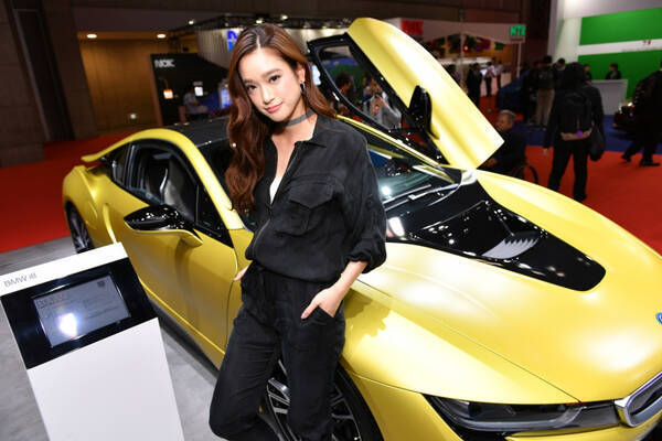 東京モーターショー17 透明感しかないモデル系美女がbmwに 17年10月27日 エキサイトニュース