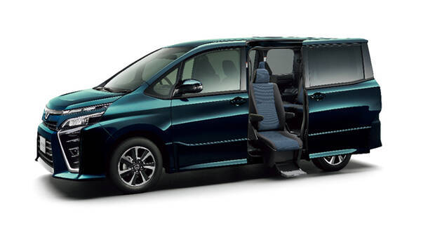 狭い場所でも雨の日でも乗り降りをラクに サイドリフトアップチルトシート車 進化する福祉車両 ウェルキャブ 17年11月12日 エキサイトニュース