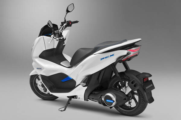 18年発売予定のホンダ Pcx Electricは未来感ありすぎる125cc区分の電動バイク 18年1月18日 エキサイトニュース