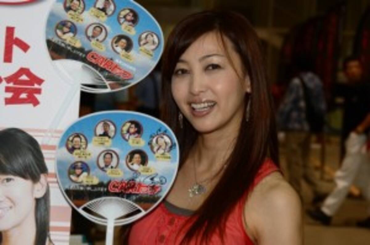 美人すぎるモータージャーナリスト吉田由美さんがミニスカートで登場 Megawebフェスタ 11年8月28日 エキサイトニュース