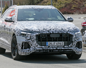 ドイツ流「ランボルギーニ・ウルス」!? アウディ最強SUV「RS Q8」の開発車両をキャッチ