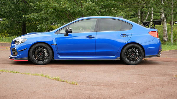 Wrx Sti Ra Rのstiパーツ装着車 カーボン製の巨大なウイングを奢り 補強パーツでしなやかな走りを実現 18年8月8日 エキサイトニュース