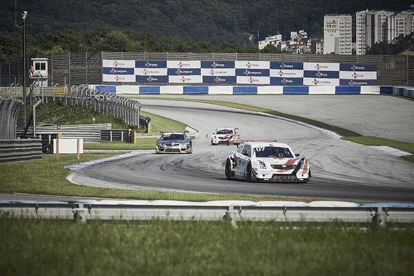 井出有治選手や韓流スターが参戦する韓国のスーパーレース キャデラック6000 は 生き残りゲーム的サバイバルレース Play Back The Option Spin Off 18年9月14日 エキサイトニュース