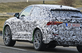 アウディ・Q4のハイパフォーマンスモデル「RS」を初キャッチ。420馬力のガソリンエンジンを搭載