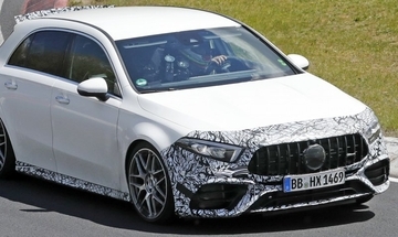 世界最速の4気筒が唸る。メルセデス・ベンツ 新型AMG A45、ついにグリルも見せた！