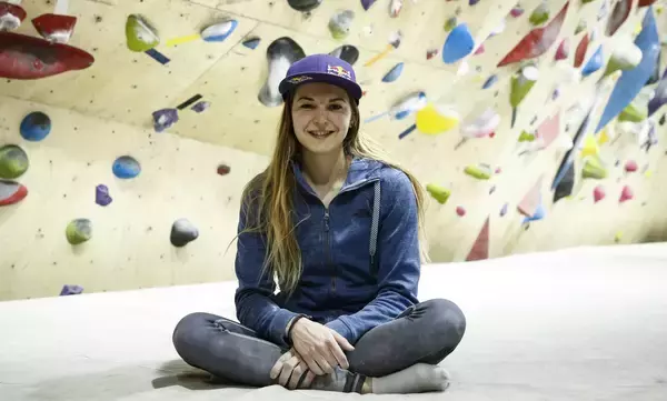 アキヨ、ミホウ、ヤンヤに手が届いた／ジェシカ・ピルツ