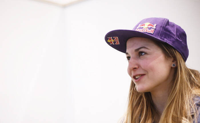 アキヨ、ミホウ、ヤンヤに手が届いた／ジェシカ・ピルツ