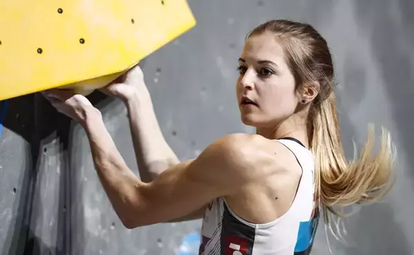 「アキヨ、ミホウ、ヤンヤに手が届いた／ジェシカ・ピルツ」の画像