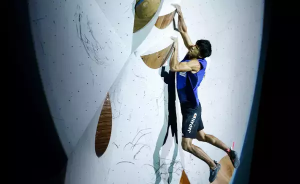 「楢崎智亜が王座奪還！／世界選手権2019八王子【ボルダリング男子決勝】」の画像