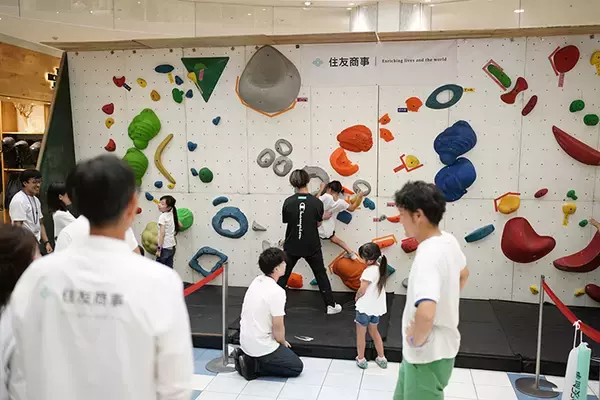 「原田海がボルダリング体験会にゲスト参加　夏休み中の子どもたちでにぎわう」の画像