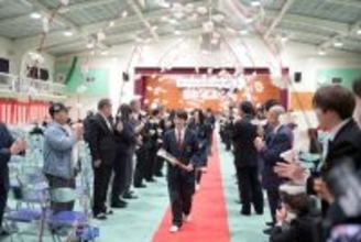 「終わりじゃない、つづいていく」60年の歴史に幕を下ろす高校、最後の24人の卒業生とLINEが残したもの