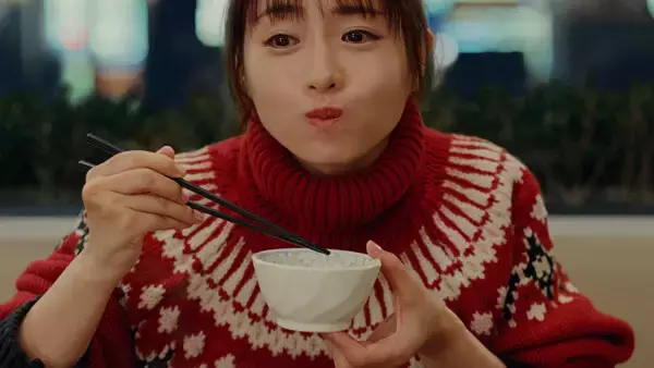 石原さとみさんが季節限定商品「牛すき鍋定食」を堪能 - すき家の新TVCM「すきな時間」篇がスタート