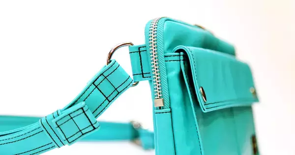 PORTER「FREE STYLE」90周年限定ターコイズ登場──実物で確かめた"FIT BAG"の完成度