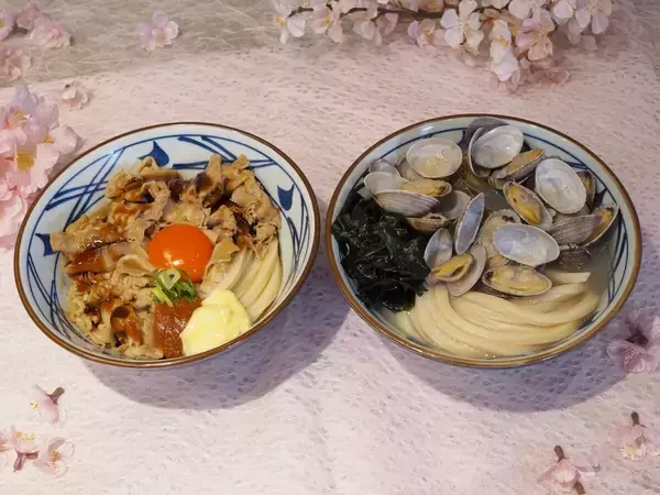 丸亀製麺の春の風物詩『山盛りあさりうどん』が帰ってきた！ 新作『こく旨 豚玉ぶっかけうどん』など3種を実食レビュー