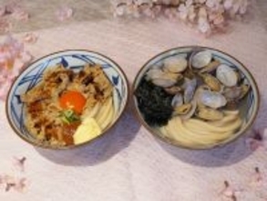 丸亀製麺の春の風物詩『山盛りあさりうどん』が帰ってきた！ 新作『こく旨 豚玉ぶっかけうどん』など3種を実食レビュー