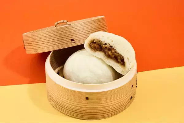 【ファミマ】「極旨 黒豚まん」に新作「ピリ辛味噌」! 黒豚の甘味とピリ辛味噌のコク