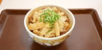 想像以上の主役感に驚き! すき家の期間限定「旨だしたけのこ牛丼」、“春食材”との相性は…【実食レポ】