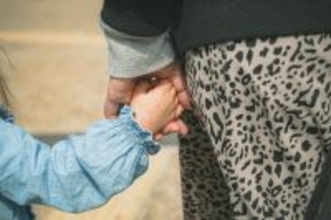 年収詮索にマウント自慢……送迎や保護者会で“じわじわ”心を削る「距離感バグ」な保護者の正体