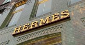 エルメスの馬車のロゴには、“普通はいるはず”のものが描かれていない。それは一体何?