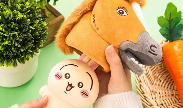 ちいかわ、今年は午年!「午を被ったうさぎマスコット」登場- 「外の馬がリアルすぎる」「ケンタウロスの余り物みたいw」ツッコミ続々